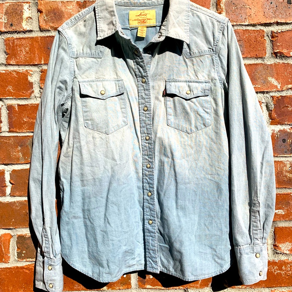 Signature Levi’s women’s denim shirt Large